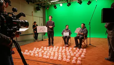 Behind-the-Scenes vom Filmset 'Das lebende Schiff' – Regisseur, Kamera-Crew und Schauspieler zwischen Xenobot-Props und Mars-Set